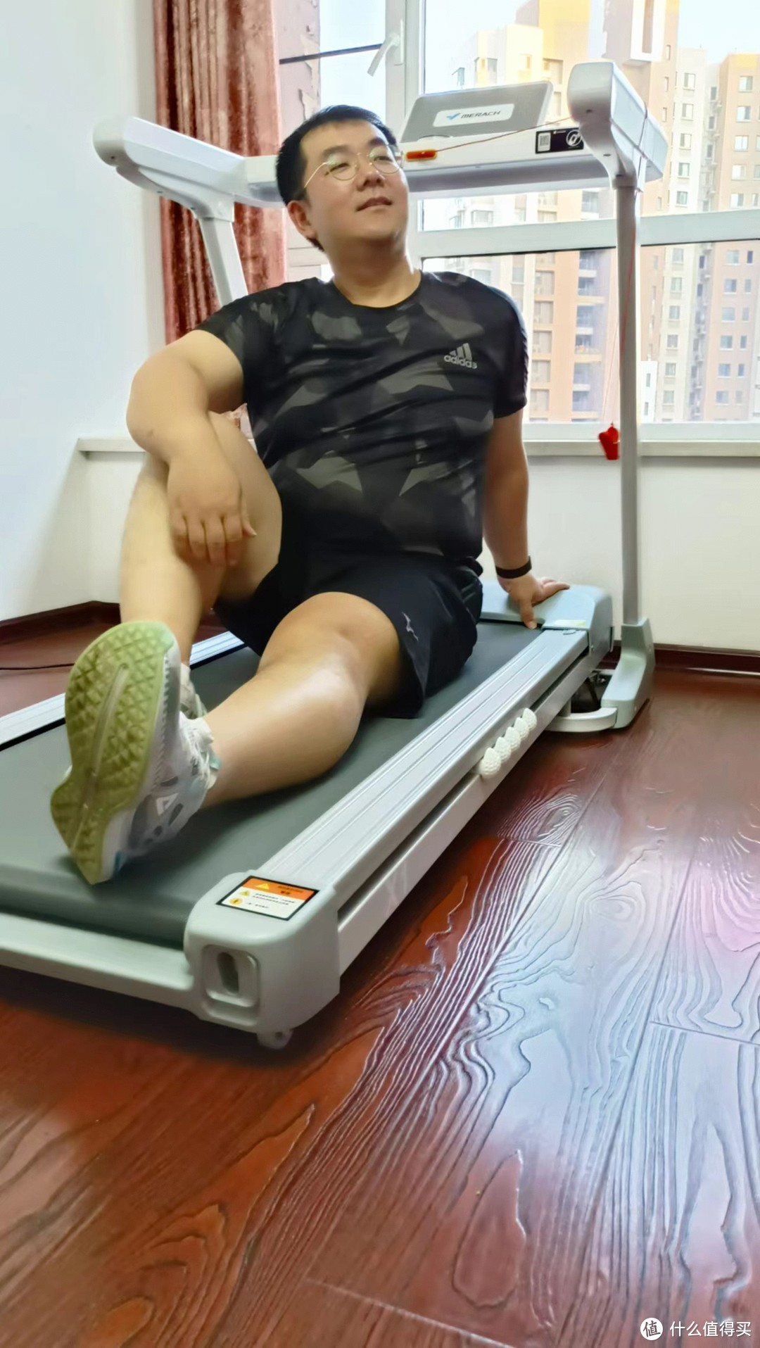 一雙運動鞋的價錢是176元（180斤胖仔真人演示大體重者跑步機使用方法，11項實用護膝建議）