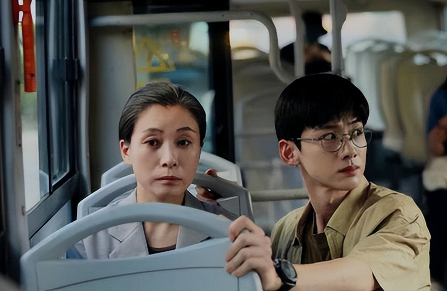 高考前夕2名男生见义勇为，错过高考引争议，考生值不值得这么做