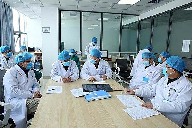 河北小伙胸口顶着200多斤肉球，体重500斤，吃喝拉撒在床上解决