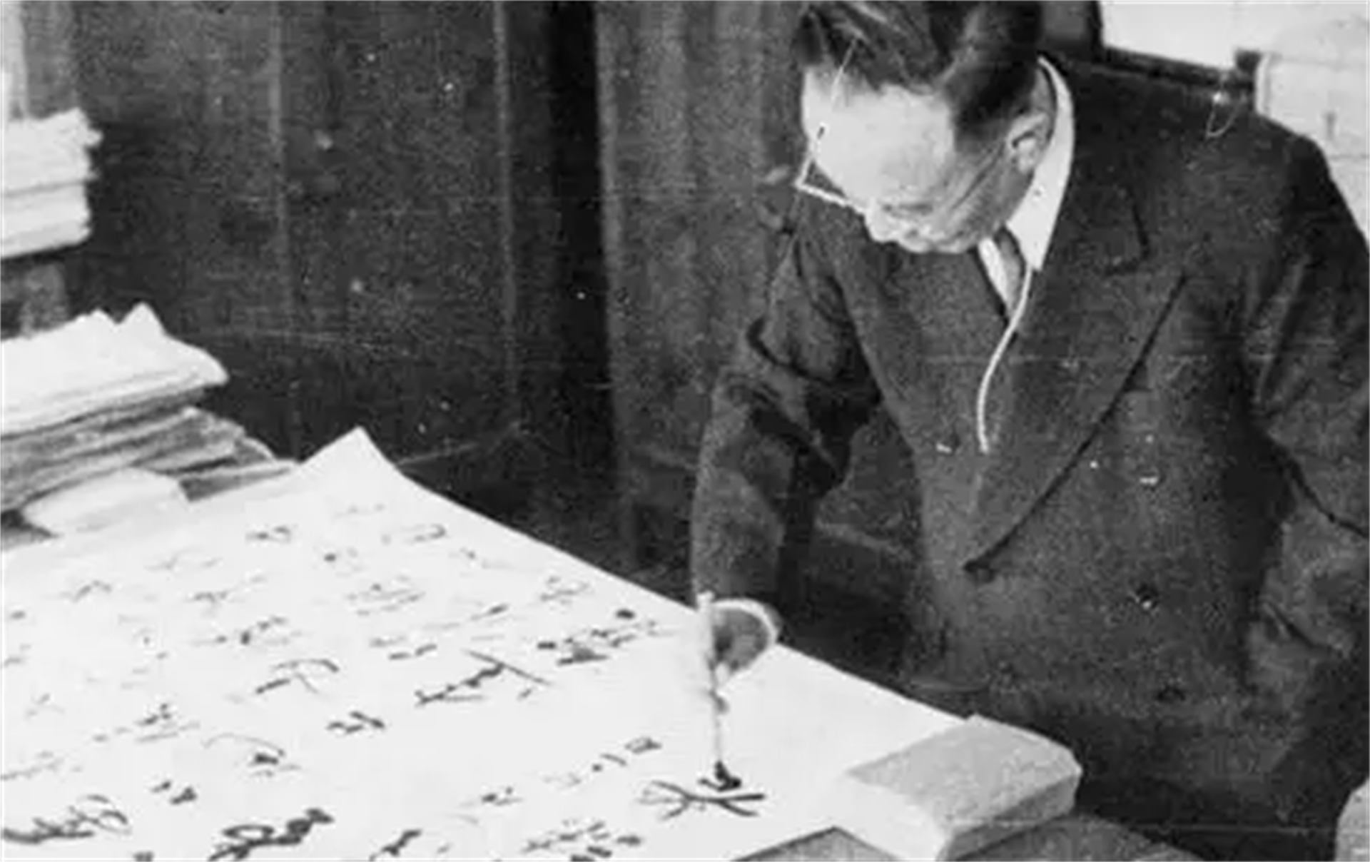 泰山上的“虫二”两字，让日本学者困惑十年，郭沫若却轻松解答