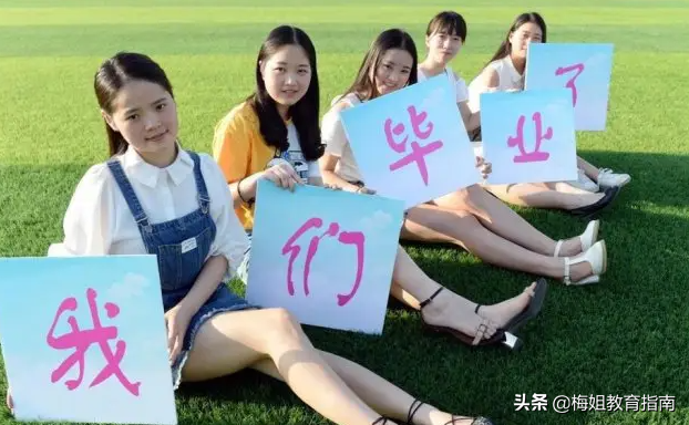 大学生晒另类毕业照，网友破防落泪，真想时光倒流重返校园