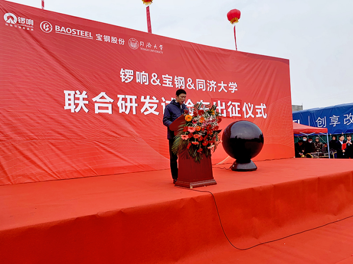 驕傲！鑼響全球首款混合動(dòng)力、新材料掛車(chē)路試出征