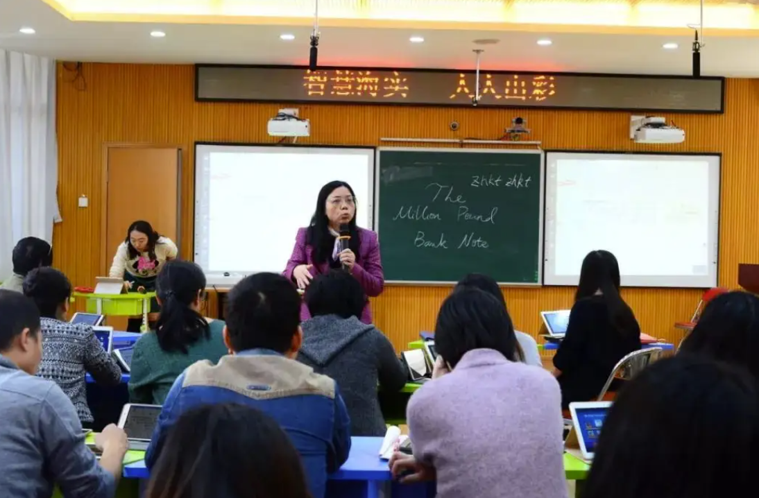 上海某高校女教师走红，眉眼精致像“芭比娃娃”，网友看法却不同