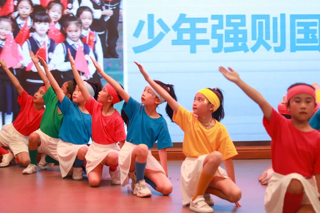 华阳实小举行“童星耀五月·艺术绽花开”群舞比赛（三四年级）