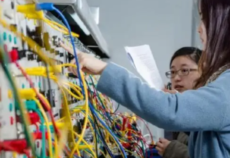 工科专业就业“钱途”排行，通信工程排名大幅下降，榜首异军突起