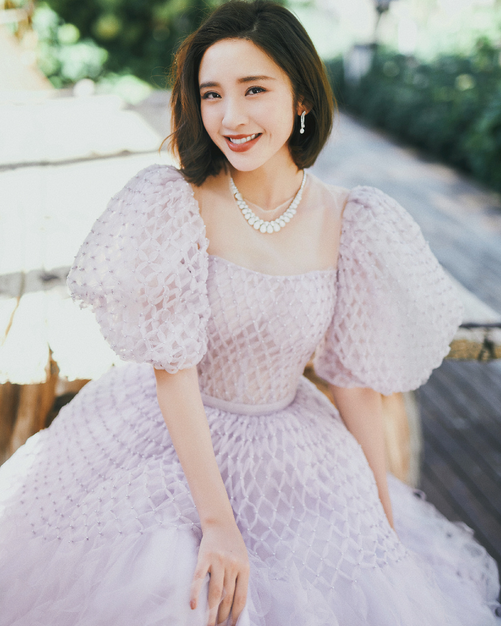 唐艺昕真是太美了 身穿甜蜜公主裙等待王子花园约会 高级浪漫和温馨
