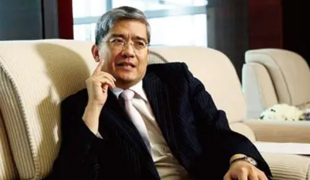 郎咸平有多少资产("白嫖"空姐三年,让其背负900万债务,郎咸平坠落之路