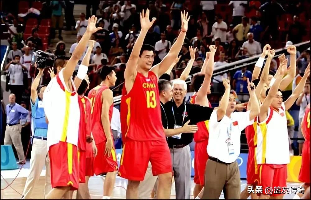 中国男篮在2004年雅典奥运会上重回八强，姚明居功至伟