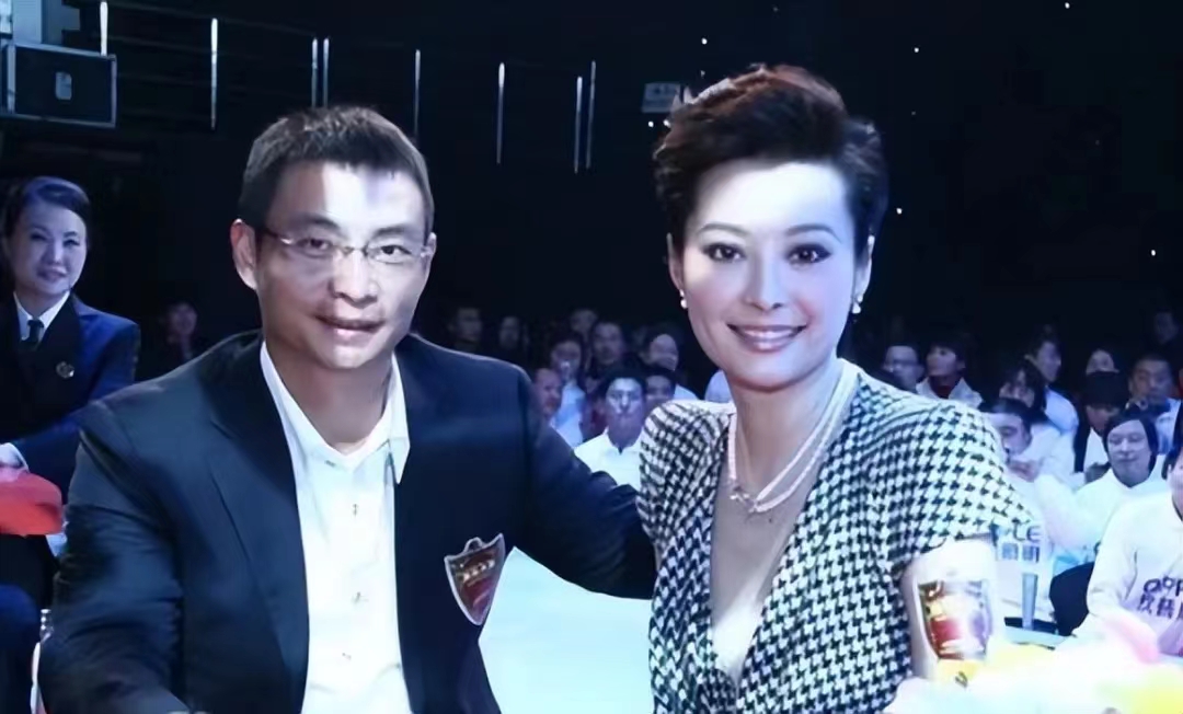 49岁的袁立与42岁的殷桃同框，两人品位都不错，但是气质差别大