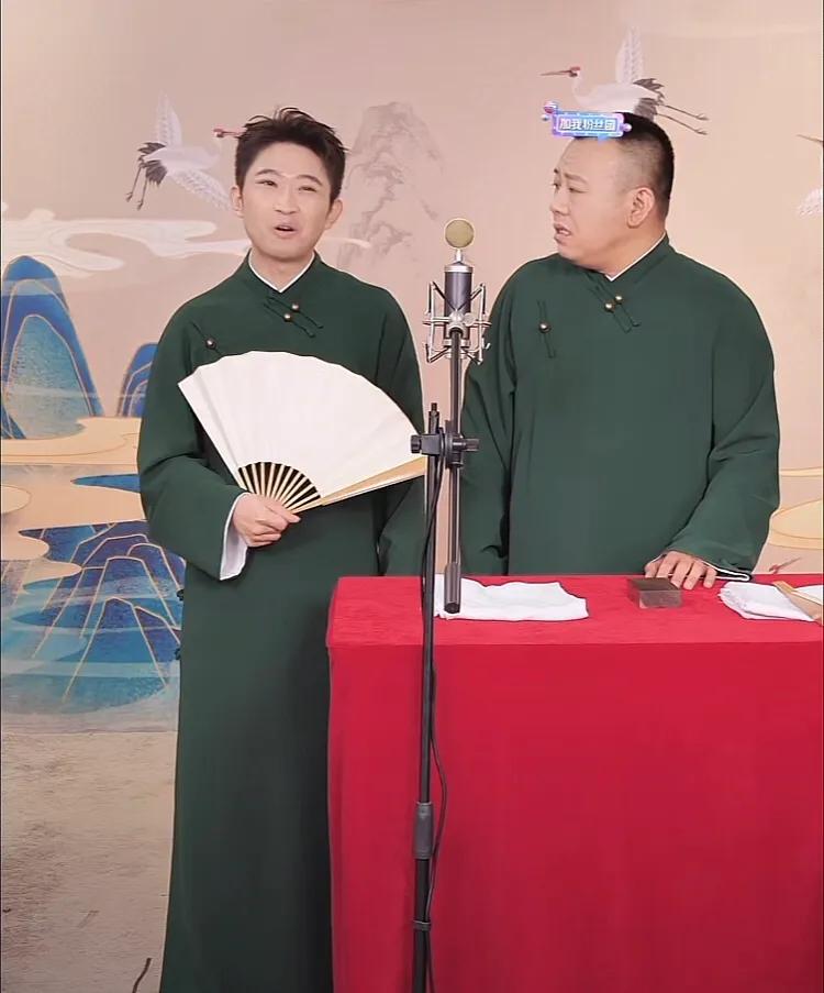 曹云金和金霏陈曦同框直播说相声,效果炸裂,差点就提到师父名字