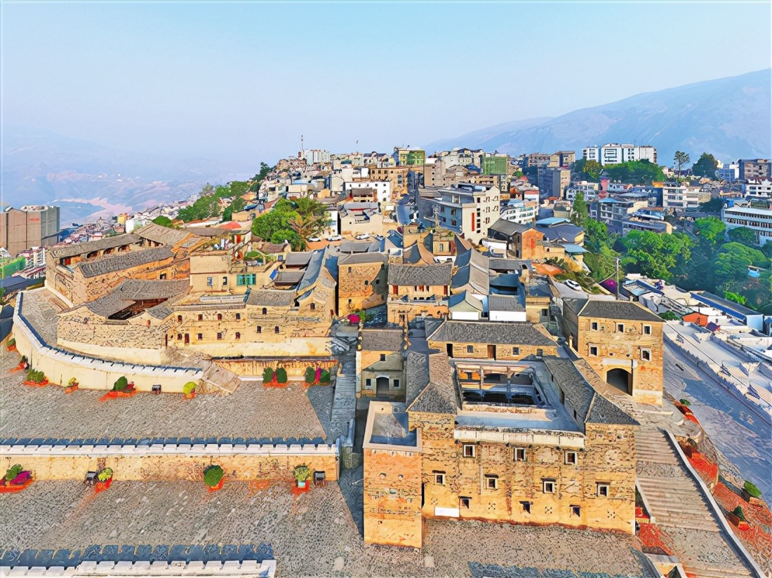 云南有座完全建在山顶的县城,四周都是悬崖,宛若"天空之城"