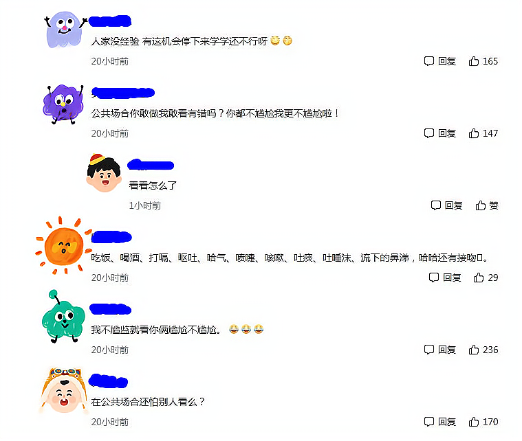 情侣在公交站牌下拥吻，过路女子走近观看，女孩双手捂脸场面尴尬