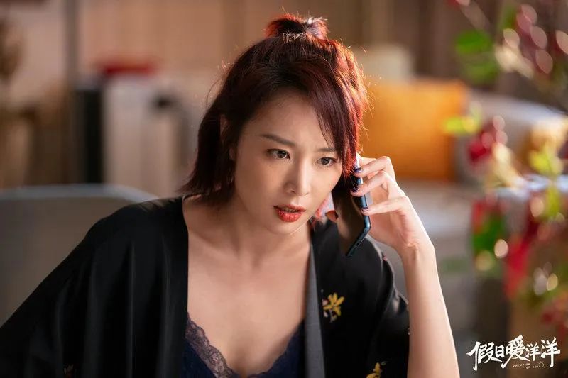 《理想之城》里戴着黑框眼镜,个性懦弱的吴红玫