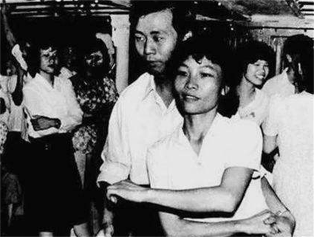 1977年，一女会计贪污4万包养7个情夫，最终被情夫举报枪毙