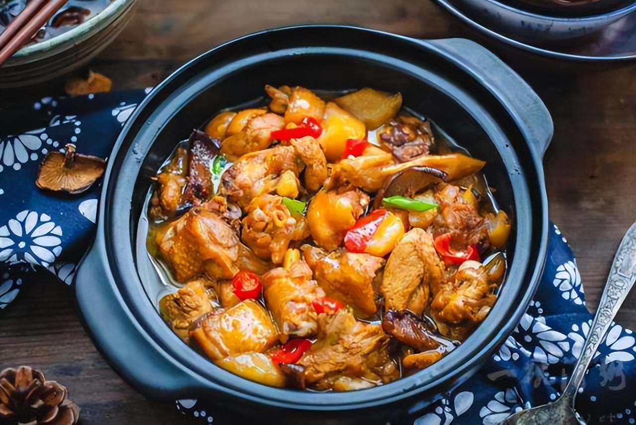 老姜片炸香之后,把鸡肉下锅,大火翻炒一分钟,然后放上两勺黄豆酱,一勺