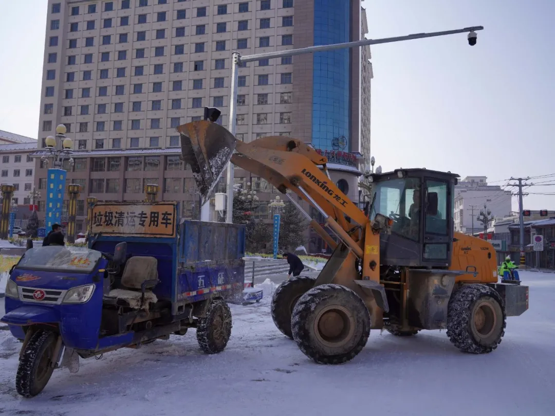 临潭：干部群众齐上阵 清扫积雪暖民心