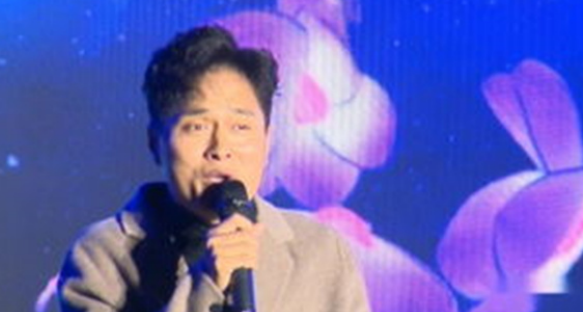 歌手云飞：落魄回乡却偶遇伯乐，成名后遭妻子离婚，今娶古典女神