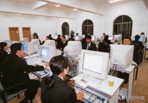 驻马店高考状元，曾在上海开公司当老板，如今扔掉手机流浪街头