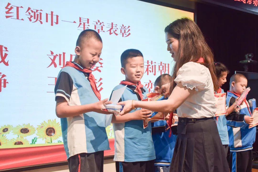 双流特教校举行以“小蜗牛心向党 红领巾齐飞扬”为主题的入队活动
