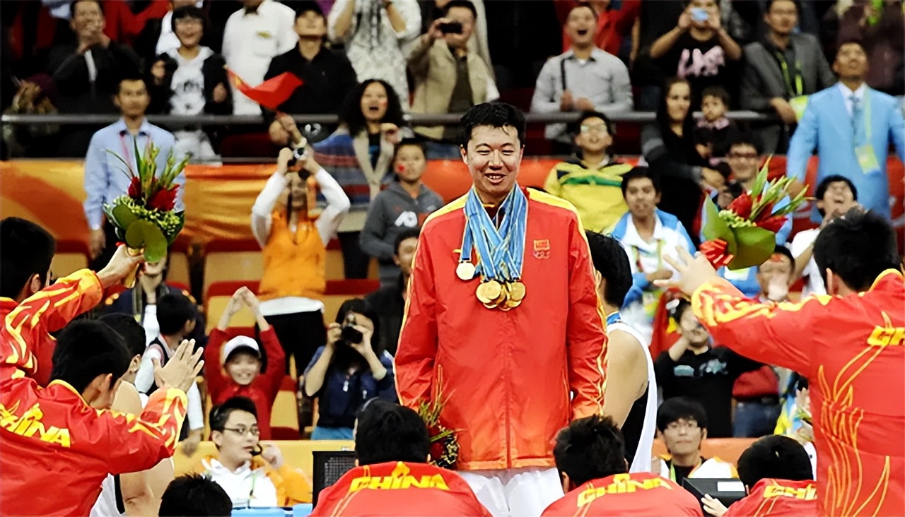 王治郅老婆周蕾身高（19年，王治郅二婚娶小14岁美女主持，与前妻的18岁儿子身高2米05）