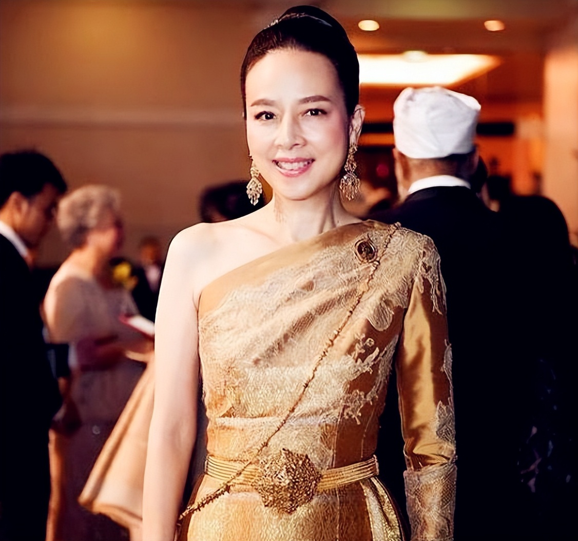 泰国华裔富婆伍伦盼真幸福,56岁还有人宠,身价10亿,老公是将军