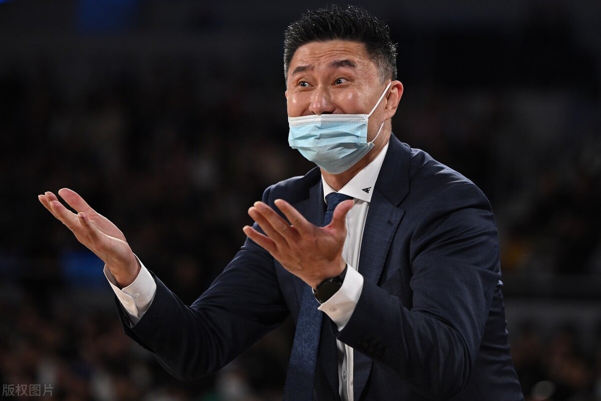 nba投三分为什么往别人靠(郭艾伦怎样分享球才能达杜锋的要求？球迷了解什么是分享球吗？)