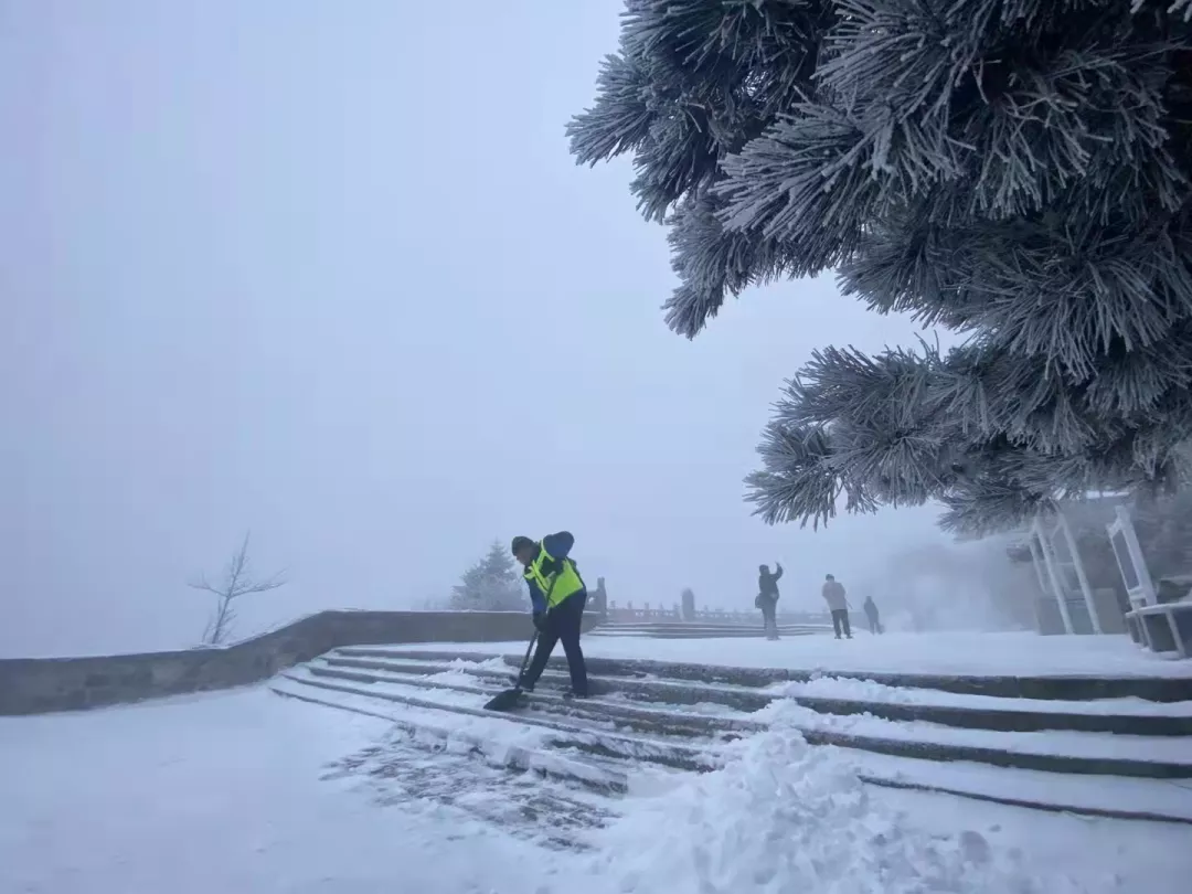 快看，刚拍的！雪后泰山，是山东海拔最高的琼楼仙阁