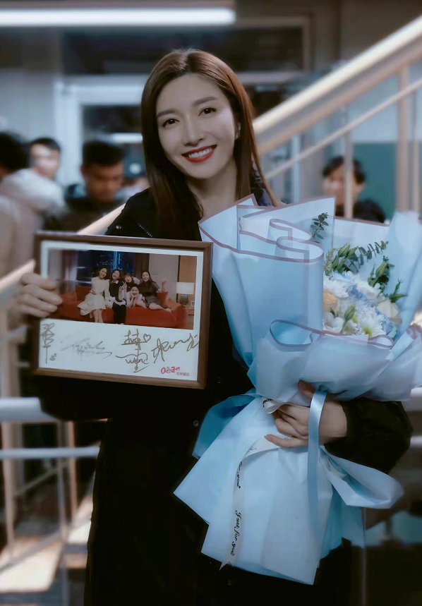 欢乐颂新五美合影超养眼！杨采钰穿裙子变名媛，江疏影美成大赢家