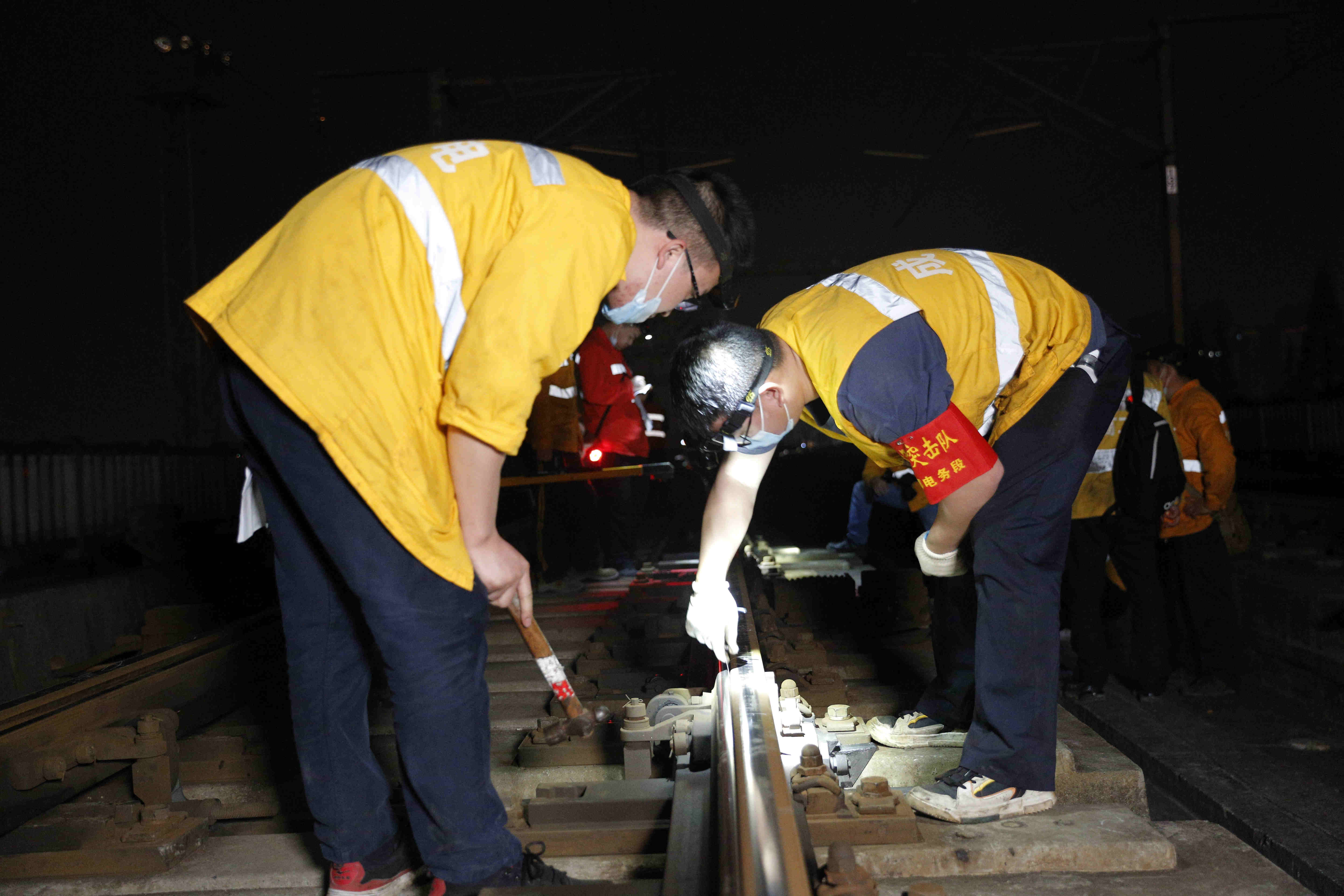 交广会客厅｜精调铁路道岔、优化防灾系统，夜空下的守护者未雨绸缪构筑防洪安全屏障