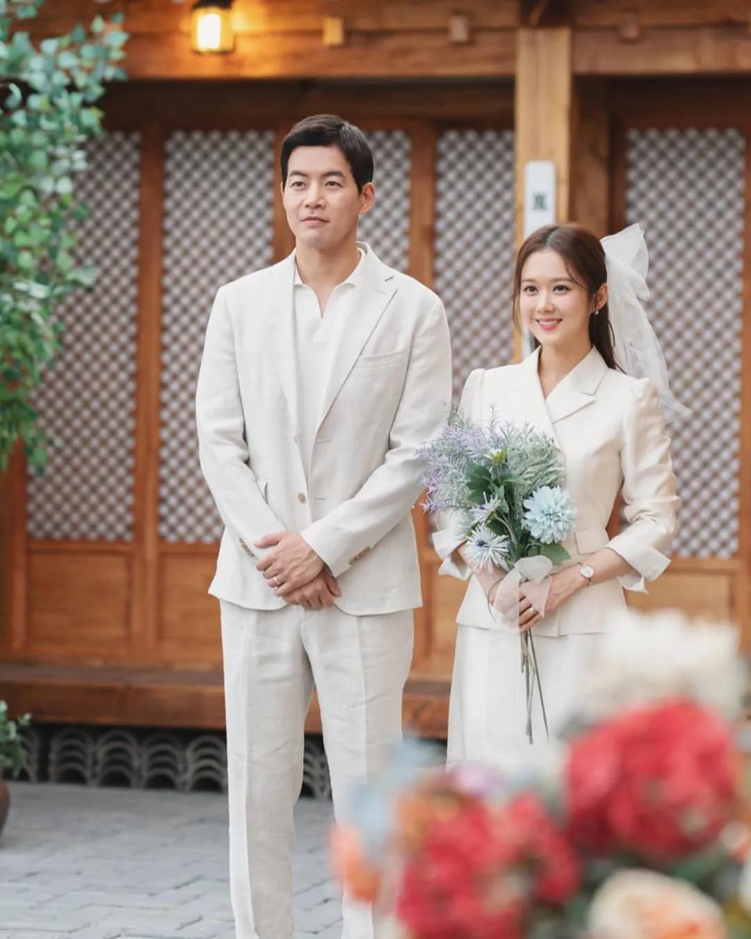 韩国演员张娜拉官宣我要结婚了和小6岁男友交往2年多终于喜结良缘