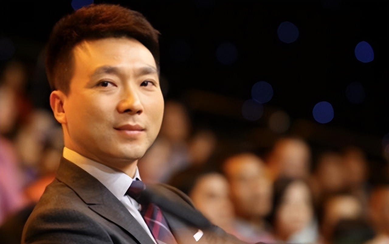 央视主持人康辉疑遭网暴!不生孩子却养猫引热议,评论区已经沦陷