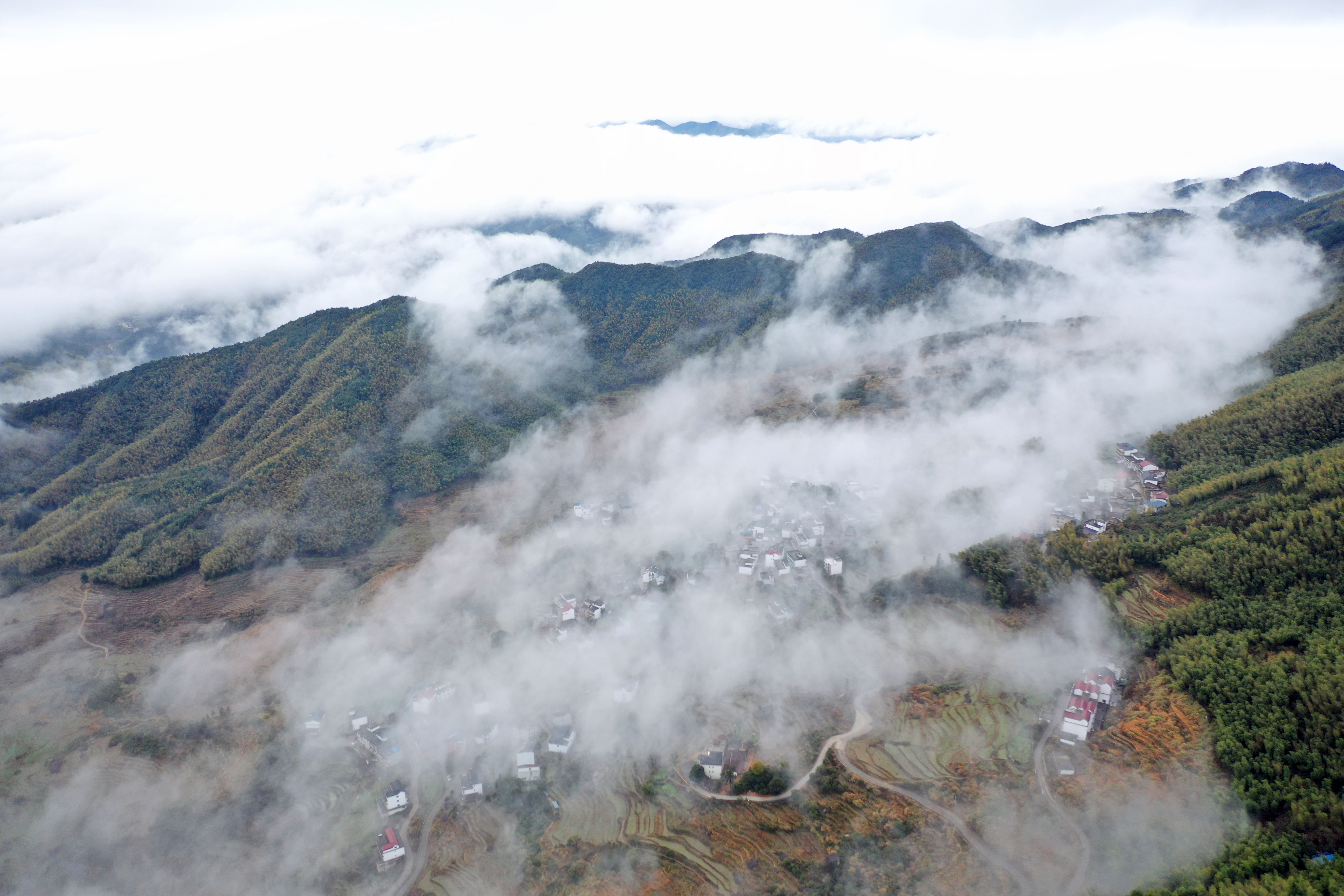 江西上饶：雾绕灵山 唯美仙境