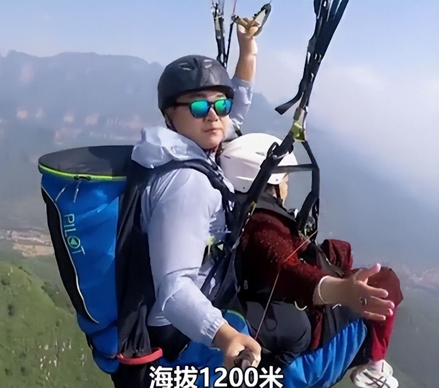 老奶奶高空跳伞（72岁老奶奶挑战高空滑翔伞，并说道：“再不飞就真的老了 ”）