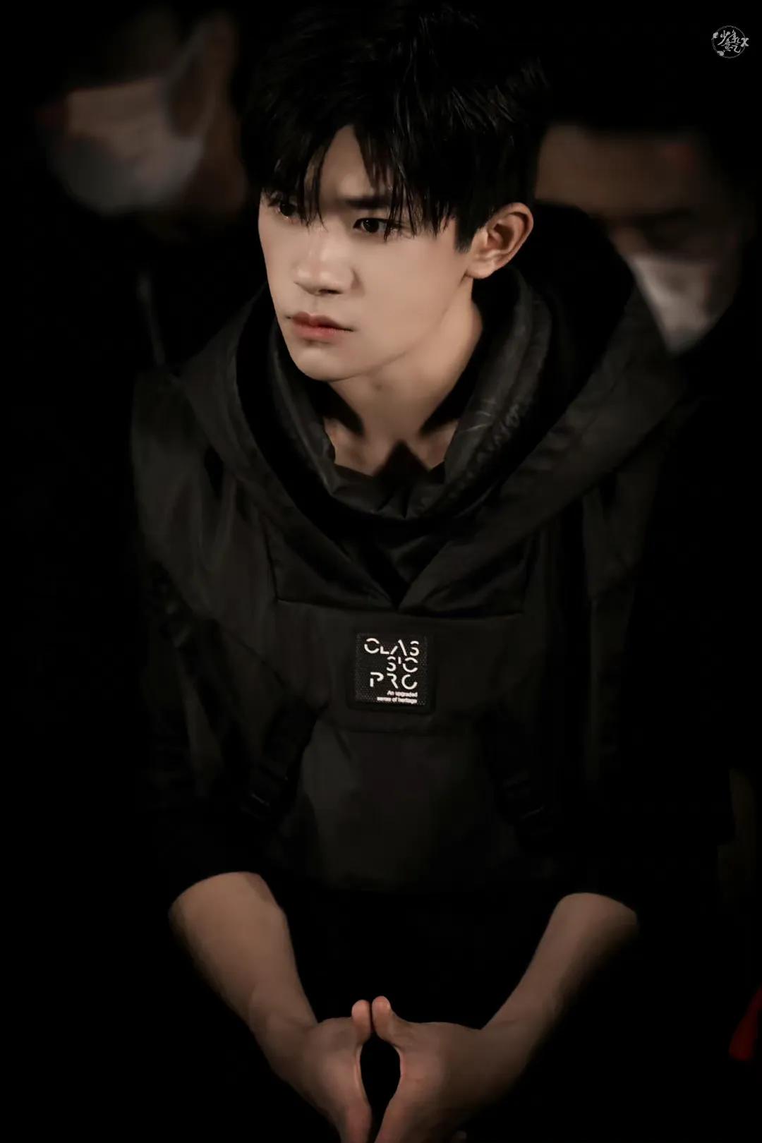 易烊千玺太帅了！正气方刚的男子汉，五官也真的很热血