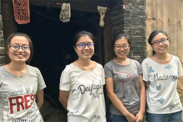 2017年山东农村四胞胎姐妹花同时考上大学，父母给他们买了部手机