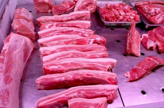 腌腊肉时，10斤猪肉放多少盐？牢记5大技巧，腊肉金黄，不霉不臭