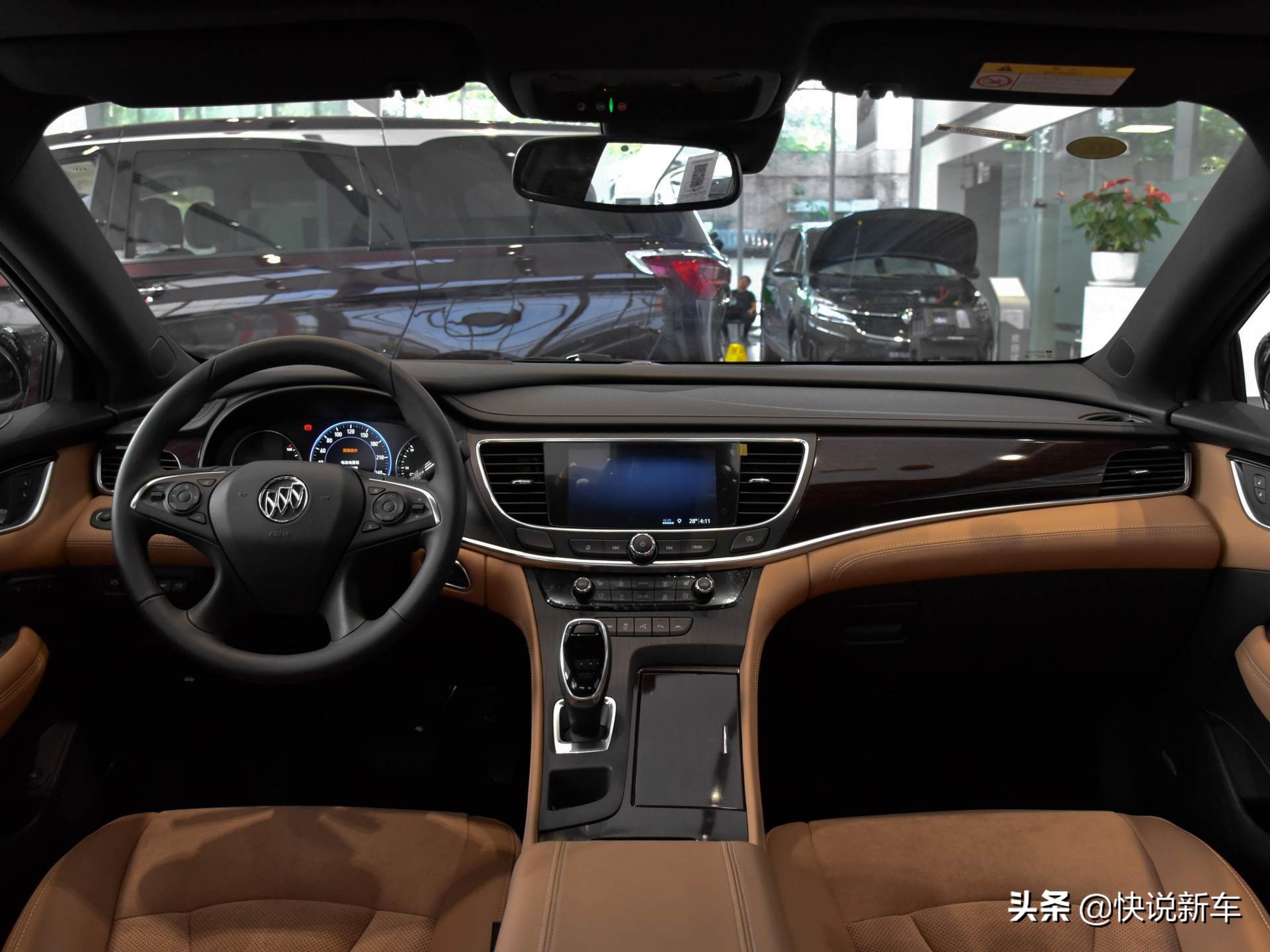 综合油耗6.9L/100km，大气稳健，内饰豪华，实拍君越