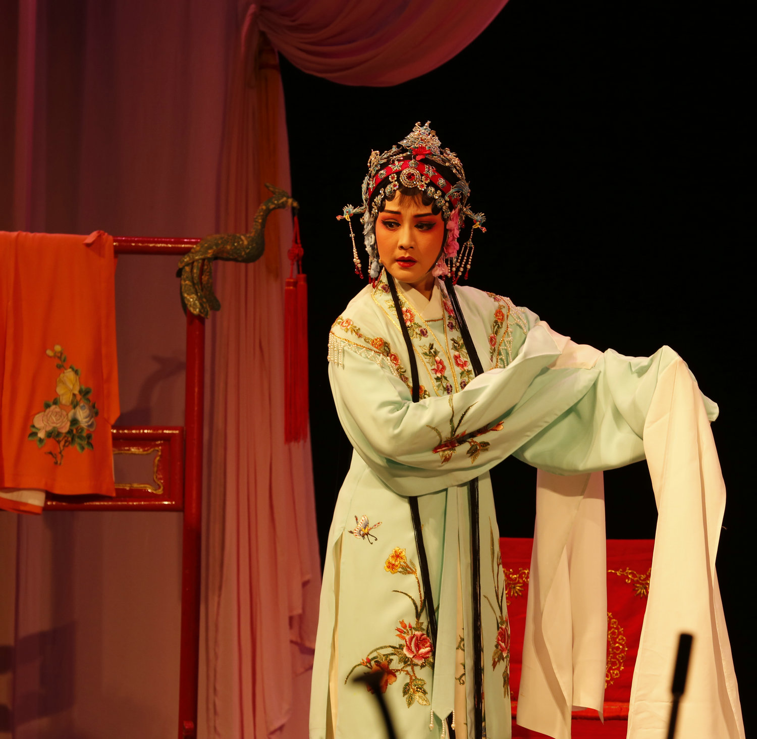 当然,和传统戏曲一样,任何文艺形式都有生命周期,以何赛飞的越剧来讲