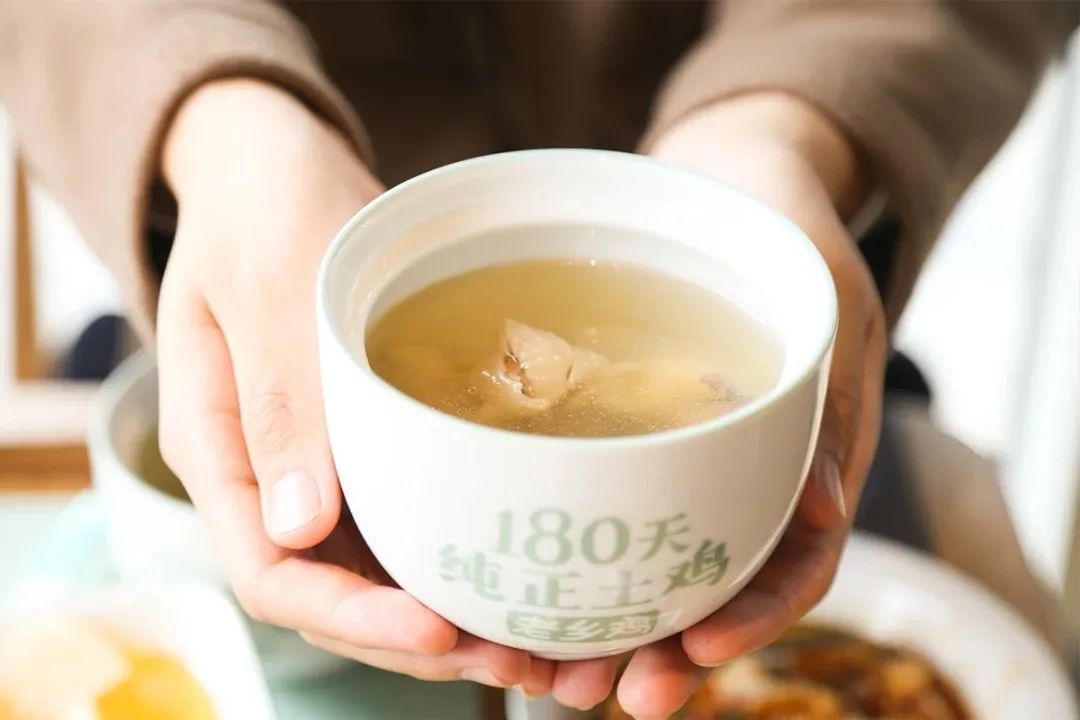 这个安徽“最潮60后”,靠一碗汤一年卖了40亿