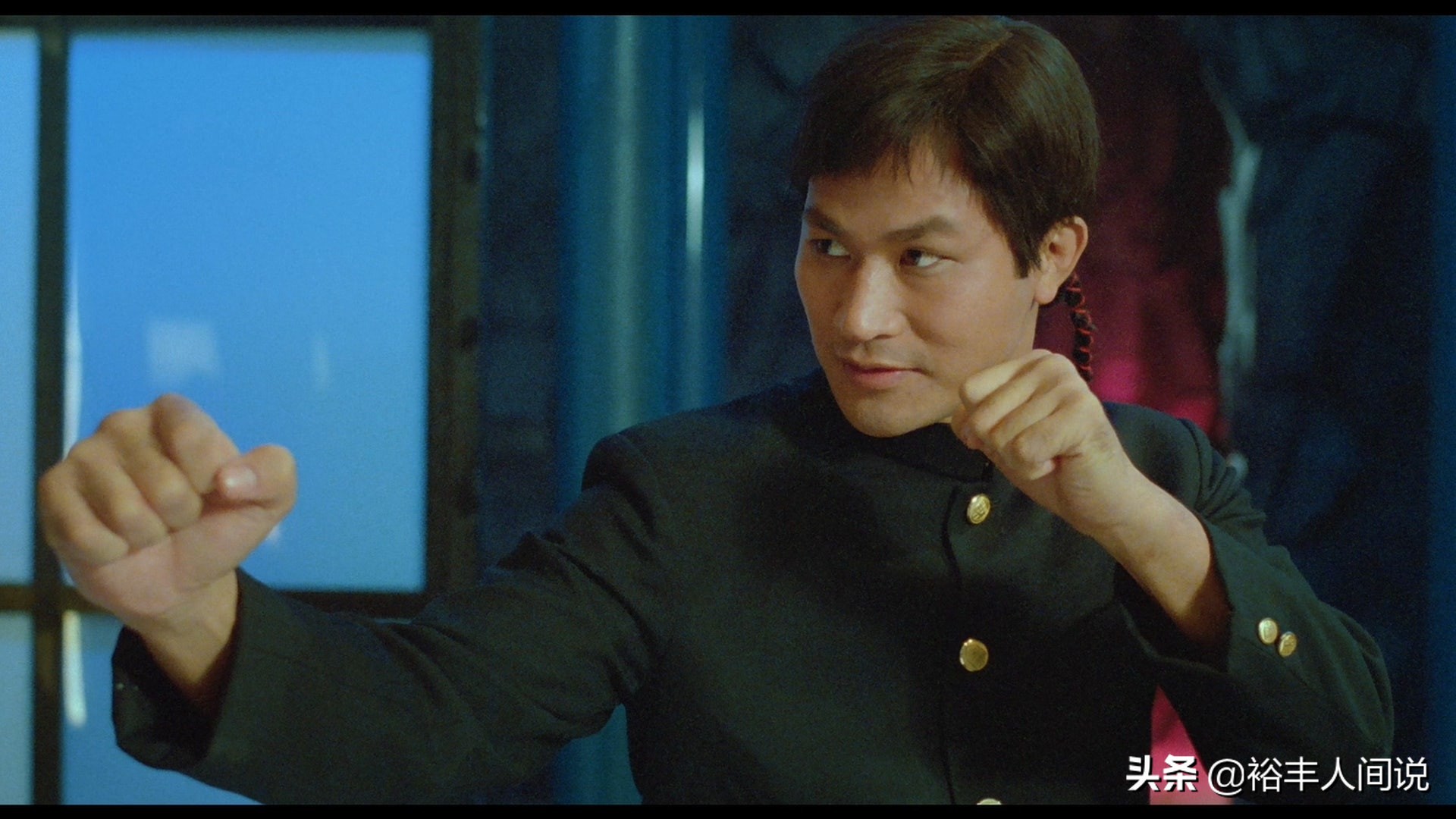 70岁武打巨星狄威罕露面！两鬓斑白仍显精神，曾一拳打断成龙鼻梁