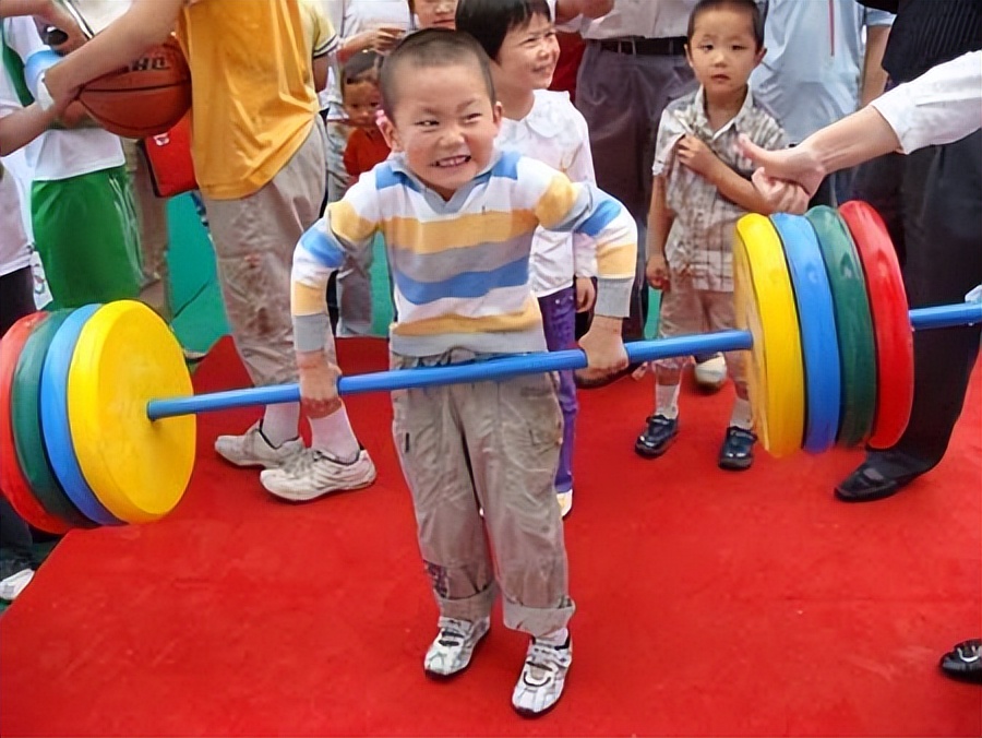 八岁学篮球好还是足球好(毁孩子身高的三类运动，16岁以下儿童别碰，身高可能损失6~8厘米)