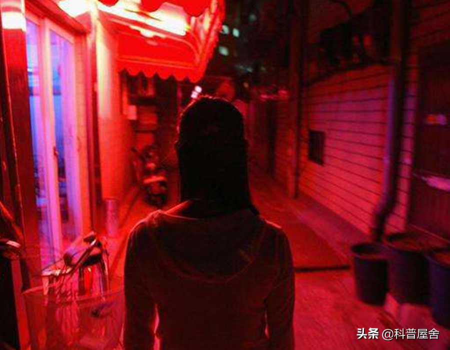 男子诈骗1700万，10个月密会160个女孩，揭开高端名媛性交易骗局