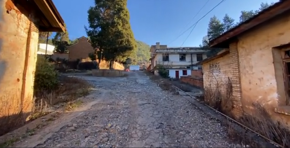云南武定矿场遗址，城墙砖建房坚固又牢实，环境优美却无人居住