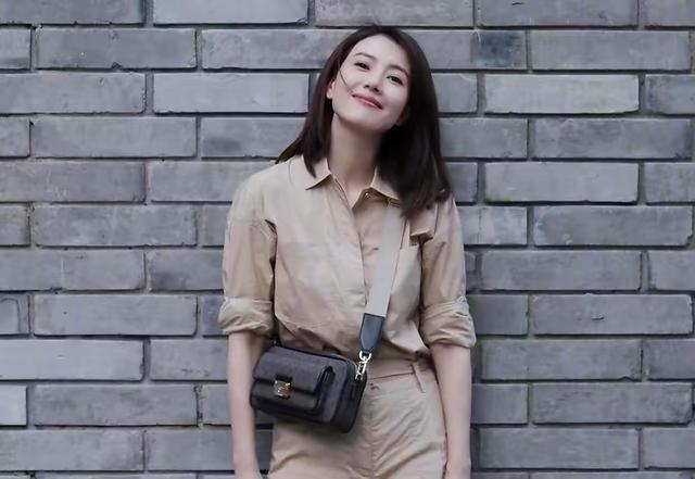 42岁高圆圆晒变装视频，穿条纹休闲衫扎丸子头，笑容甜美清纯可爱