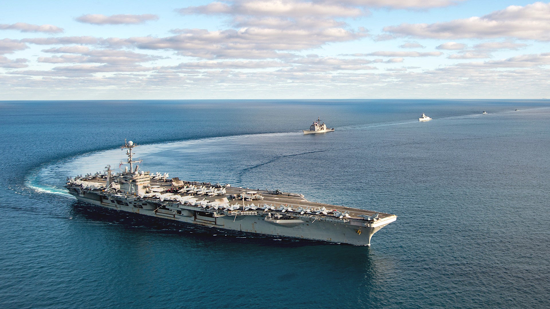 俄罗斯方面的力量主要是依靠三艘光荣级巡洋舰,这三艘巡洋舰分别是"