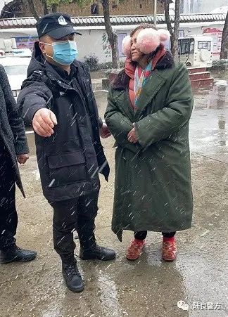 风雪中的爱更温暖 民警及时送迷路老人回到家