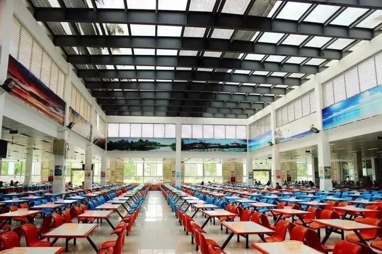 成都这所高校“火了”！食宿配置豪华，拥有绝美风光，学生幸福感爆棚！