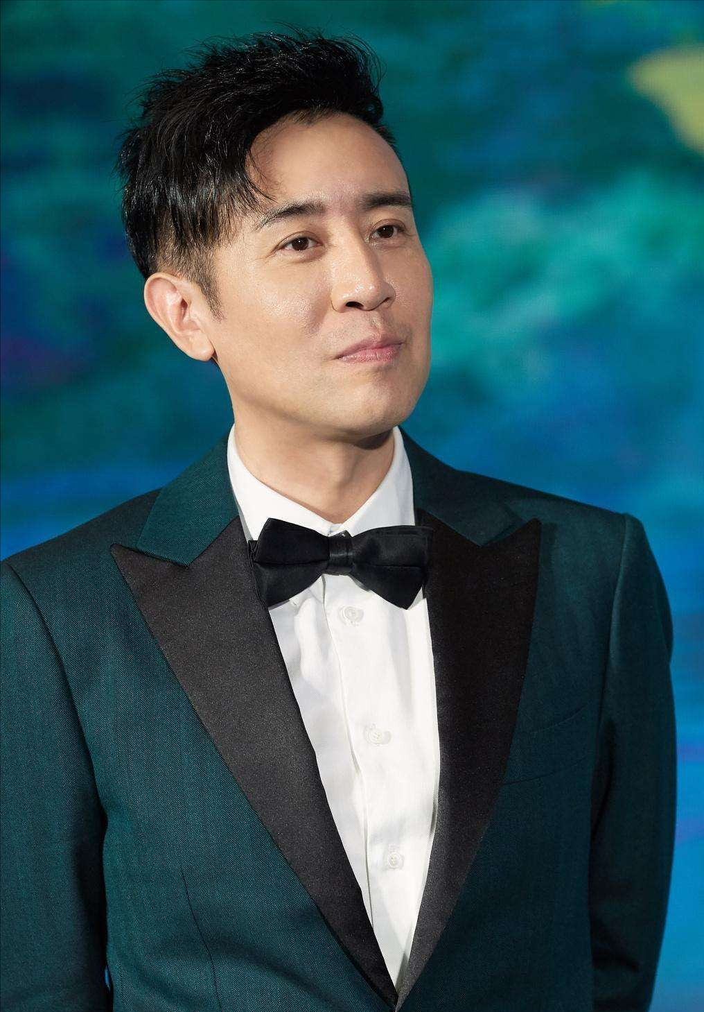 “大器晚成”于和伟：母亲反对他演戏，姐姐卖钢琴送他去戏剧学院