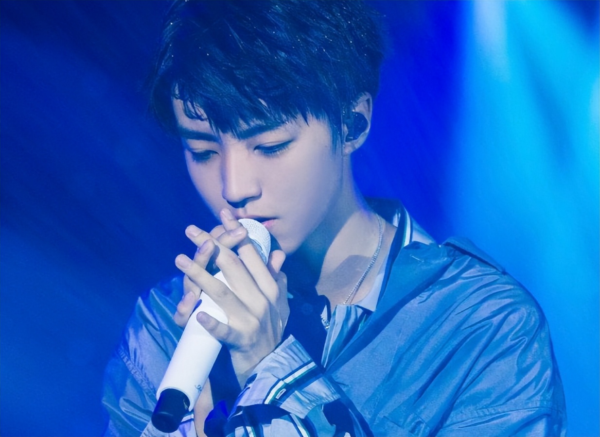 王俊凯：近照皮肤变黝黑，身材却还是非常纤瘦