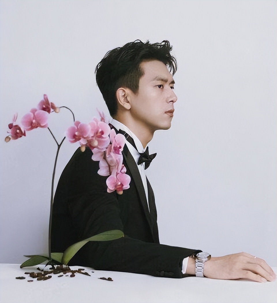 穿“白衬衫”的10位男星，个个“白衣胜雪”，气质干净